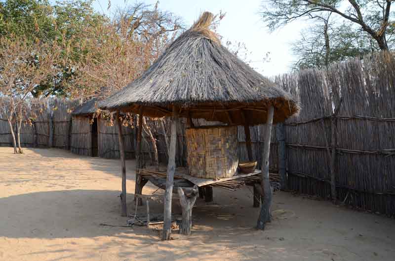 37 - Namibia - poblado Kavango - vasija para guardar cereales